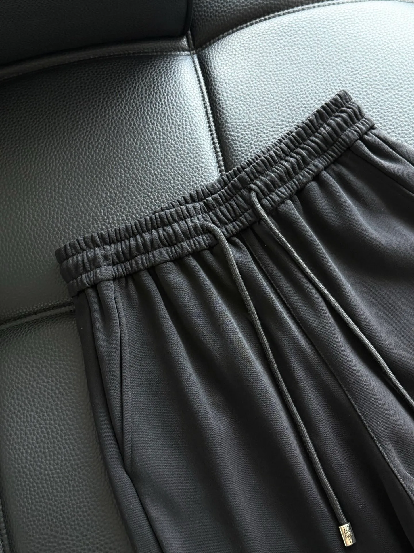 P486 ChromeHearts ChromeHearts terry trousers, pursuit of quality and absolute guarantee of quality! The texture is clearly visible, the texture is soft, delicate and smooth, and the customized three-dimensional embroidery and leather craftsmanship are full of drape! The workmanship is fine and the shoulder lines are smooth. All imported chain machines are used to make the shoulder rolling strips. It has a certain thickness and is not made of cheap material but has a shiny feel that is comfortable and not tight on the upper body. It is the most avant-garde street item that can be easily matched by both men and women!  Color: black white Size: m-3xl Style number: 3750